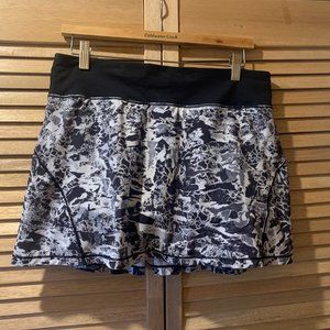 Lululemon Skirt 8 Tall Black/White Patterned